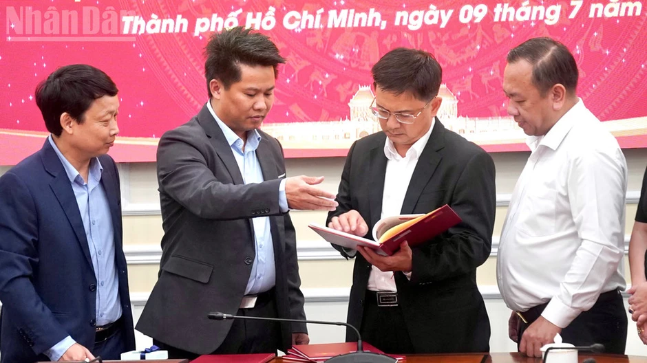 Thành phố Hồ Chí Minh tiếp nhận kỷ vật chiến tranh và hồ sơ chôn cất liệt sĩ