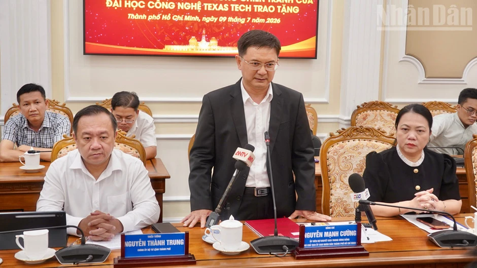 Thành phố Hồ Chí Minh tiếp nhận kỷ vật chiến tranh và hồ sơ chôn cất liệt sĩ