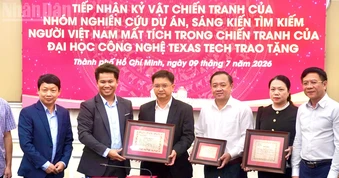 Thành phố Hồ Chí Minh tiếp nhận kỷ vật chiến tranh và hồ sơ chôn cất liệt sĩ