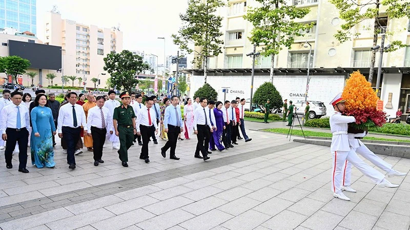 Thành phố Hồ Chí Minh tôn vinh tập thể, cá nhân học tập và làm theo Bác Hồ Thành phố Hồ Chí Minh tôn vinh tập thể, cá nhân học tập và làm theo Bác Hồ