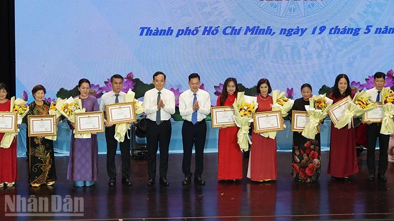 Thành phố Hồ Chí Minh tôn vinh tập thể, cá nhân học tập và làm theo Bác Hồ Thành phố Hồ Chí Minh tôn vinh tập thể, cá nhân học tập và làm theo Bác Hồ