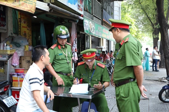 Thành ủy TPHCM yêu cầu chấn chỉnh bãi xe trái phép, nạn "chèo kéo" du khách Thành ủy TPHCM yêu cầu chấn chỉnh bãi xe trái phép, nạn "chèo kéo" du khách