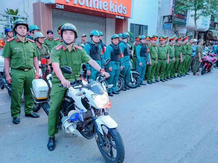 Thành ủy TPHCM yêu cầu chấn chỉnh bãi xe trái phép, nạn "chèo kéo" du khách Thành ủy TPHCM yêu cầu chấn chỉnh bãi xe trái phép, nạn "chèo kéo" du khách