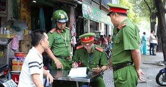 Thành ủy TPHCM yêu cầu chấn chỉnh bãi xe trái phép, nạn "chèo kéo" du khách