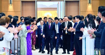 Tháo gỡ điểm nghẽn, khơi thông nguồn lực, thúc đẩy tăng trưởng
