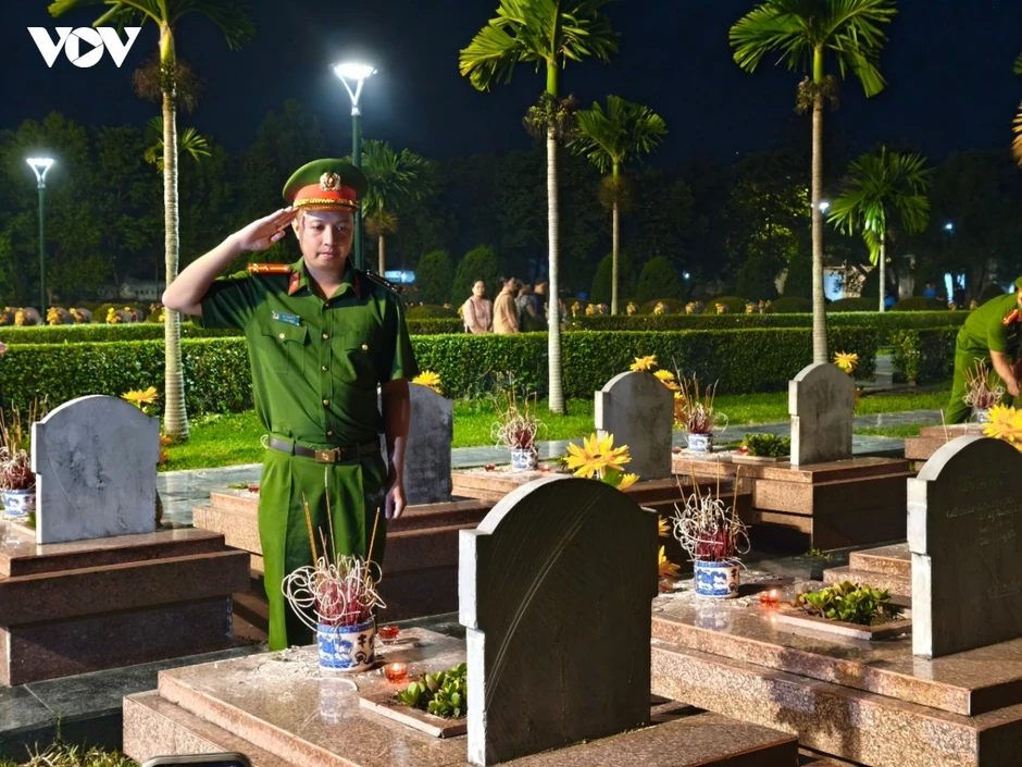 Thắp sáng Nghĩa trang A1 bằng những ngọn nến tri ân các Anh hùng liệt sĩ Thắp sáng Nghĩa trang A1 bằng những ngọn nến tri ân các Anh hùng liệt sĩ