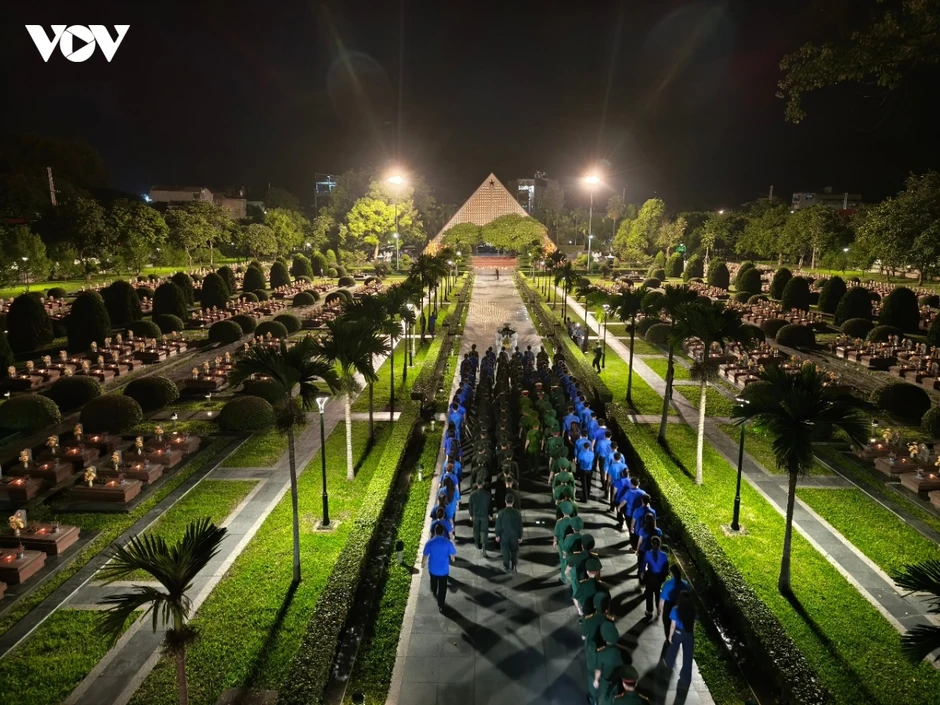 Thắp sáng Nghĩa trang A1 bằng những ngọn nến tri ân các Anh hùng liệt sĩ Thắp sáng Nghĩa trang A1 bằng những ngọn nến tri ân các Anh hùng liệt sĩ