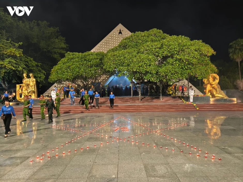Thắp sáng Nghĩa trang A1 bằng những ngọn nến tri ân các Anh hùng liệt sĩ Thắp sáng Nghĩa trang A1 bằng những ngọn nến tri ân các Anh hùng liệt sĩ