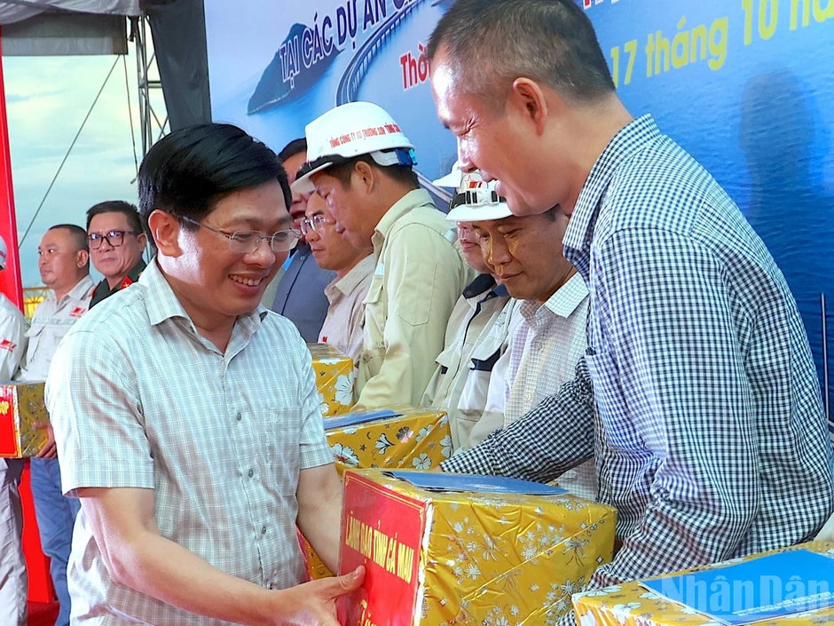 Thắp sáng niềm tin trên những công trình trọng điểm cực nam Tổ quốc Thắp sáng niềm tin trên những công trình trọng điểm cực nam Tổ quốc