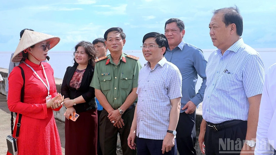 Thắp sáng niềm tin trên những công trình trọng điểm cực nam Tổ quốc Thắp sáng niềm tin trên những công trình trọng điểm cực nam Tổ quốc