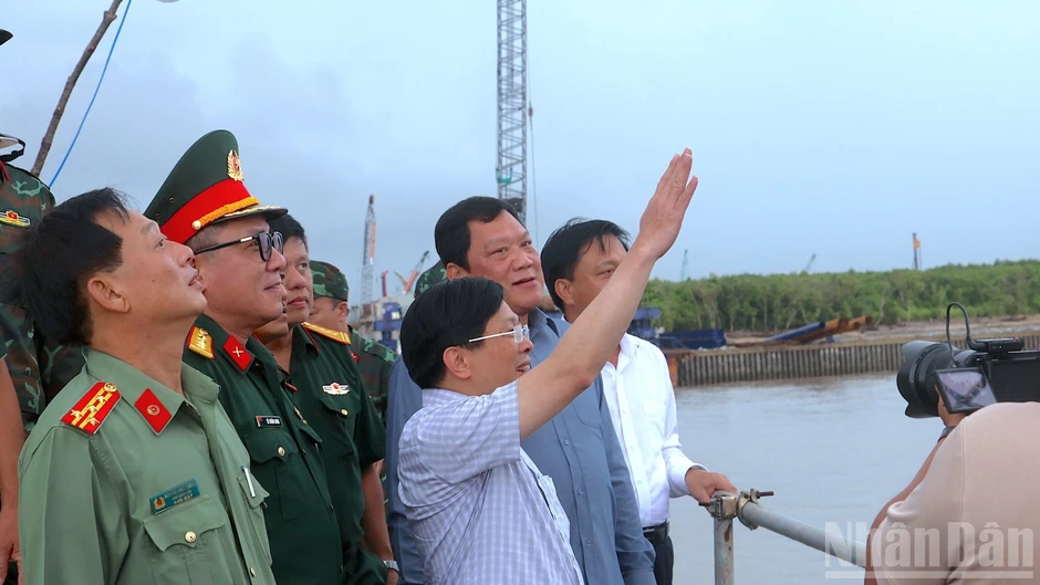 Thắp sáng niềm tin trên những công trình trọng điểm cực nam Tổ quốc Thắp sáng niềm tin trên những công trình trọng điểm cực nam Tổ quốc