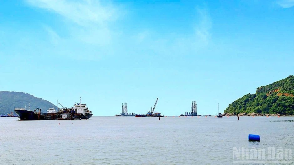 Thắp sáng niềm tin trên những công trình trọng điểm cực nam Tổ quốc Thắp sáng niềm tin trên những công trình trọng điểm cực nam Tổ quốc