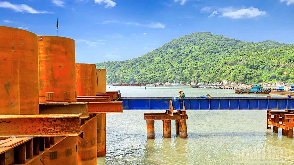 Thắp sáng niềm tin trên những công trình trọng điểm cực nam Tổ quốc Thắp sáng niềm tin trên những công trình trọng điểm cực nam Tổ quốc