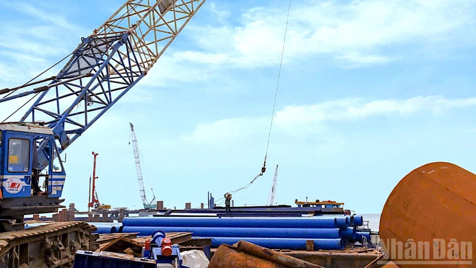 Thắp sáng niềm tin trên những công trình trọng điểm cực nam Tổ quốc Thắp sáng niềm tin trên những công trình trọng điểm cực nam Tổ quốc