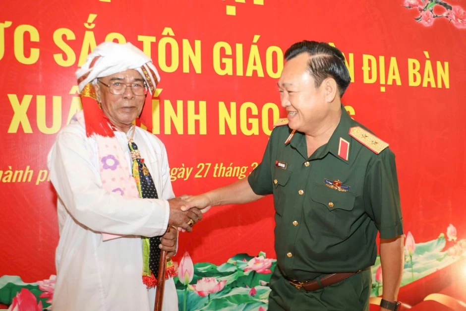 Thắt chặt đoàn kết quân - dân từ công tác tôn giáo Thắt chặt đoàn kết quân - dân từ công tác tôn giáo