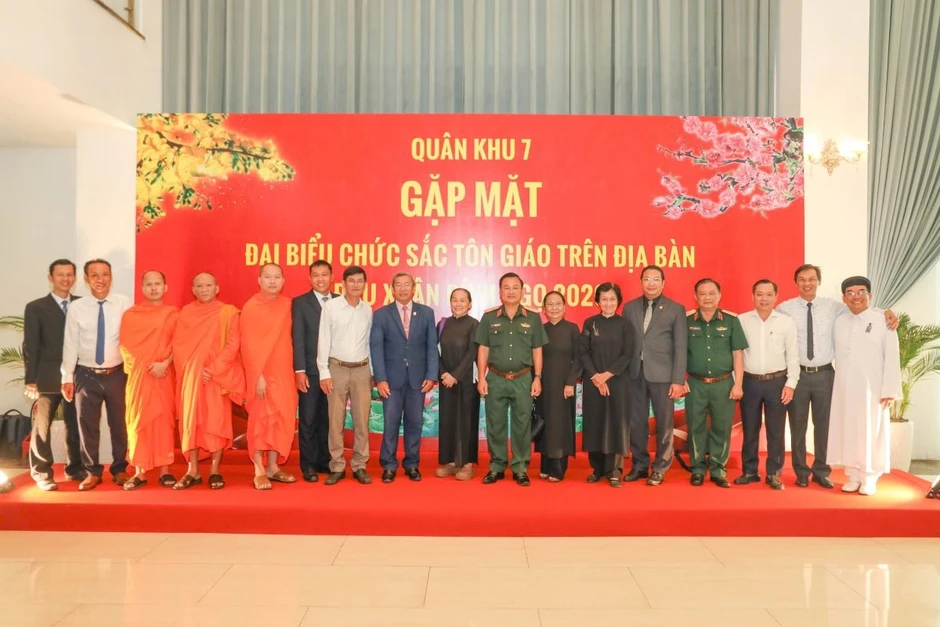 Thắt chặt đoàn kết quân - dân từ công tác tôn giáo Thắt chặt đoàn kết quân - dân từ công tác tôn giáo