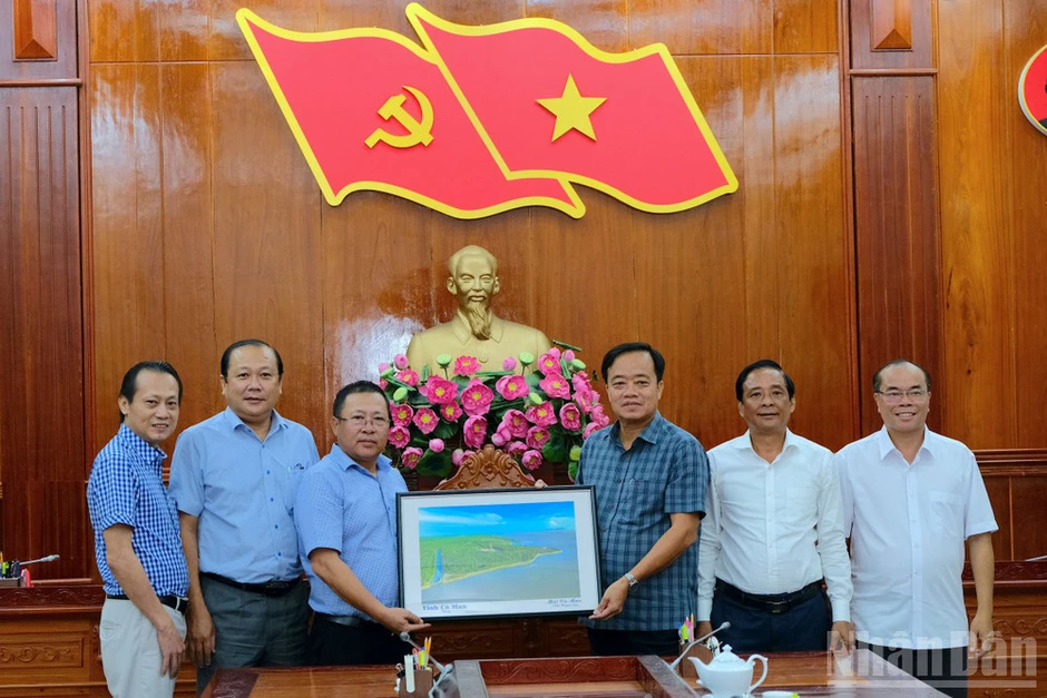Thắt chặt phối hợp truyền thông trên báo Đảng, đánh thức tiềm năng vùng cực nam Tổ quốc Thắt chặt phối hợp truyền thông trên báo Đảng, đánh thức tiềm năng vùng cực nam Tổ quốc