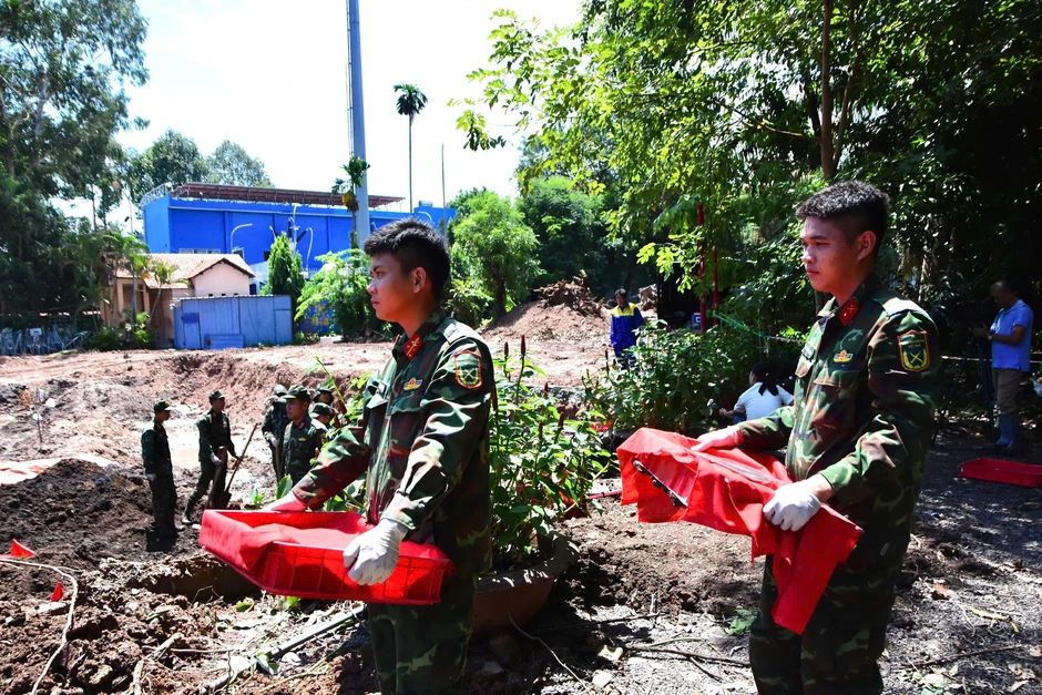 Thêm 10 bộ hài cốt liệt sĩ được tìm thấy ở Công viên Lê Thị Riêng Thêm 10 bộ hài cốt liệt sĩ được tìm thấy ở Công viên Lê Thị Riêng
