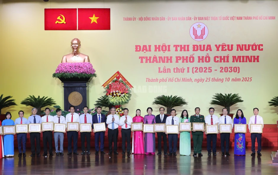 THI ĐUA ĐỂ TPHCM VƯƠN XA: Phát triển đô thị năng động, nghĩa tình THI ĐUA ĐỂ TPHCM VƯƠN XA: Phát triển đô thị năng động, nghĩa tình