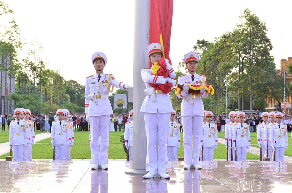 Thiêng liêng, xúc động Lễ chào cờ trong ngày kỷ niệm 51 năm non sông liền một dải