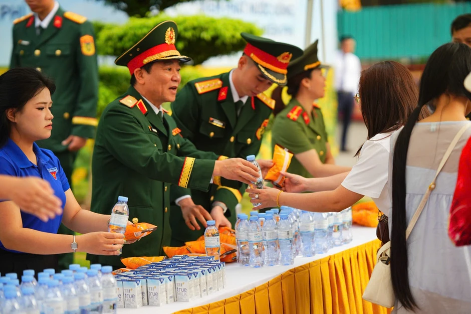 Thiêng liêng, xúc động Lễ chào cờ trong ngày kỷ niệm 51 năm non sông liền một dải