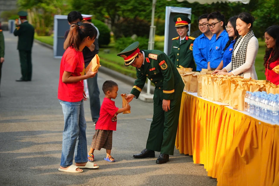 Thiêng liêng, xúc động Lễ chào cờ trong ngày kỷ niệm 51 năm non sông liền một dải