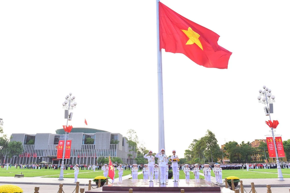 Thiêng liêng, xúc động Lễ chào cờ trong ngày kỷ niệm 51 năm non sông liền một dải