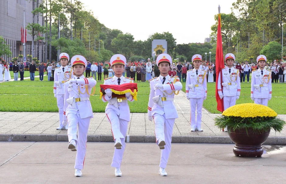 Thiêng liêng, xúc động Lễ chào cờ trong ngày kỷ niệm 51 năm non sông liền một dải