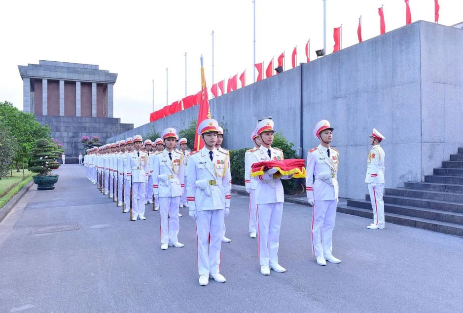 Thiêng liêng, xúc động Lễ chào cờ trong ngày kỷ niệm 51 năm non sông liền một dải