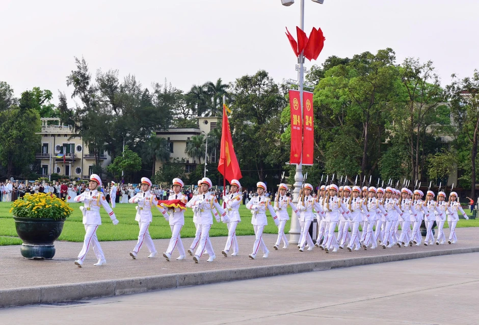 Thiêng liêng, xúc động Lễ chào cờ trong ngày kỷ niệm 51 năm non sông liền một dải