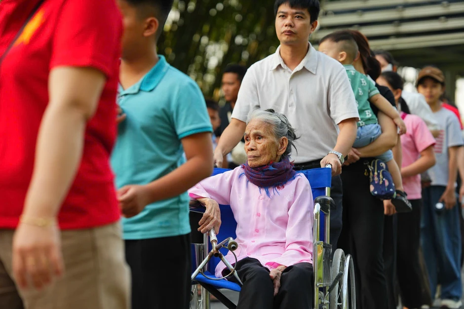 Thiêng liêng, xúc động Lễ chào cờ trong ngày kỷ niệm 51 năm non sông liền một dải