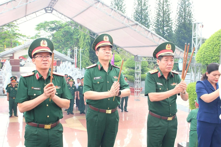 Thứ trưởng Bộ Quốc phòng kiểm tra công tác tìm kiếm hài cốt liệt sĩ ở Quảng Ngãi Thứ trưởng Bộ Quốc phòng kiểm tra công tác tìm kiếm hài cốt liệt sĩ ở Quảng Ngãi