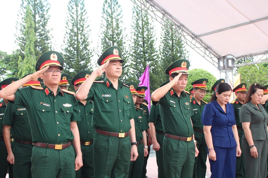 Thứ trưởng Bộ Quốc phòng kiểm tra công tác tìm kiếm hài cốt liệt sĩ ở Quảng Ngãi Thứ trưởng Bộ Quốc phòng kiểm tra công tác tìm kiếm hài cốt liệt sĩ ở Quảng Ngãi