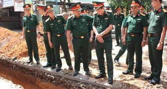 Thứ trưởng Bộ Quốc phòng kiểm tra công tác tìm kiếm hài cốt liệt sĩ ở Quảng Ngãi