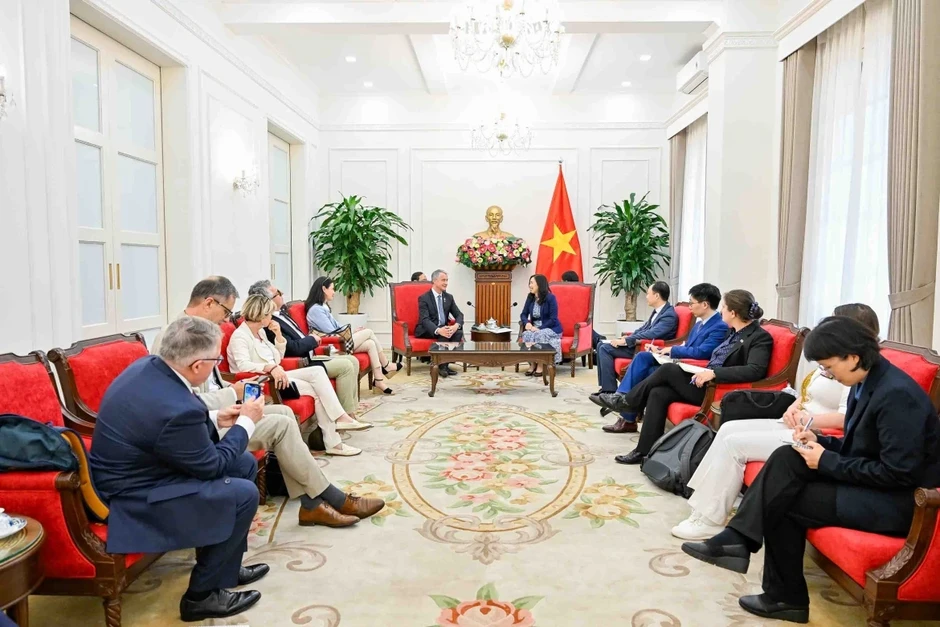 Thứ trưởng Ngoại giao tiếp Đoàn đại biểu UBQP và Lực lượng vũ trang Quốc hội Pháp