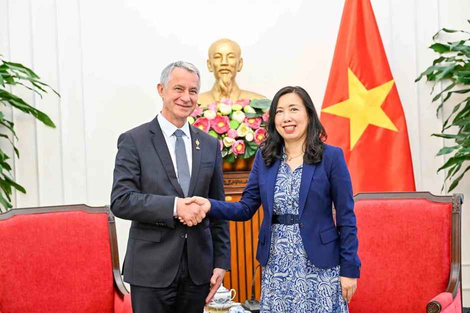 Thứ trưởng Ngoại giao tiếp Đoàn đại biểu UBQP và Lực lượng vũ trang Quốc hội Pháp