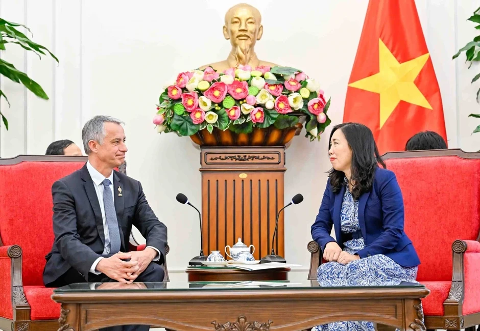 Thứ trưởng Ngoại giao tiếp Đoàn đại biểu UBQP và Lực lượng vũ trang Quốc hội Pháp