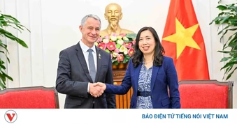 Thứ trưởng Ngoại giao tiếp Đoàn đại biểu UBQP và Lực lượng vũ trang Quốc hội Pháp