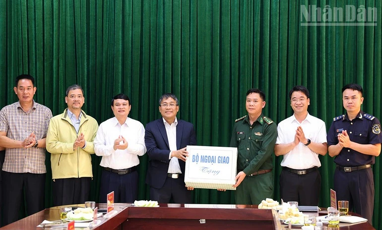 Thứ trưởng Thường trực Bộ Ngoại giao làm việc tại Sơn La về phát triển kinh tế biên giới Thứ trưởng Thường trực Bộ Ngoại giao làm việc tại Sơn La về phát triển kinh tế biên giới