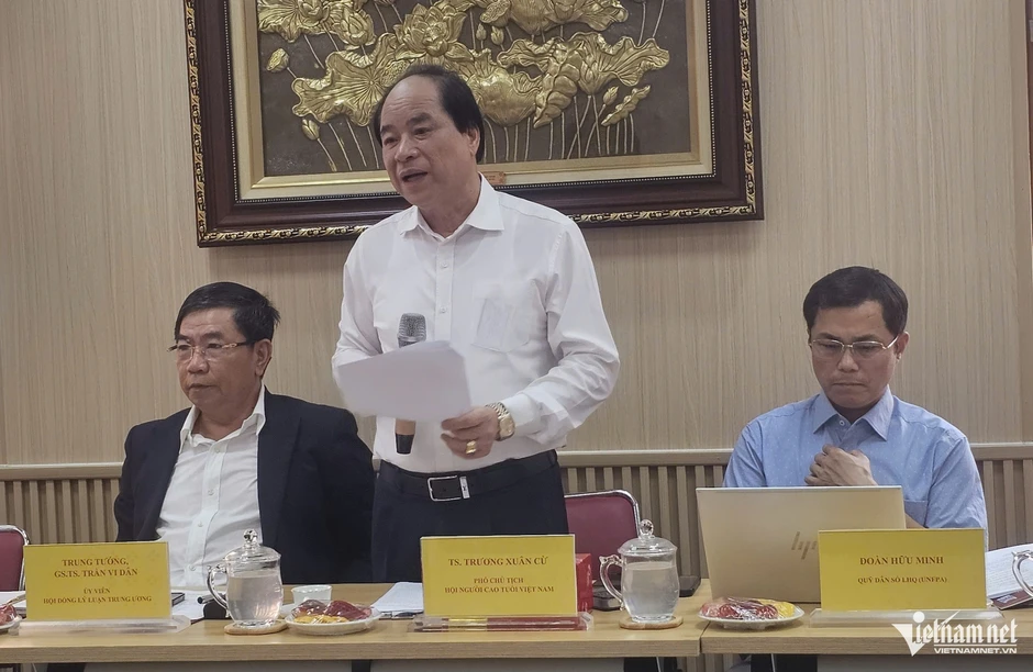 Thủ tướng 94 tuổi lái ô tô tốc độ cao và chuyện phát triển 'kinh tế bạc' Thủ tướng 94 tuổi lái ô tô tốc độ cao và chuyện phát triển 'kinh tế bạc'