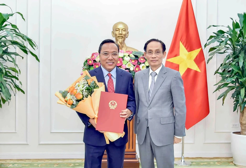 Thủ tướng bổ nhiệm thêm 2 Thứ trưởng Bộ Ngoại giao Thủ tướng bổ nhiệm thêm 2 Thứ trưởng Bộ Ngoại giao