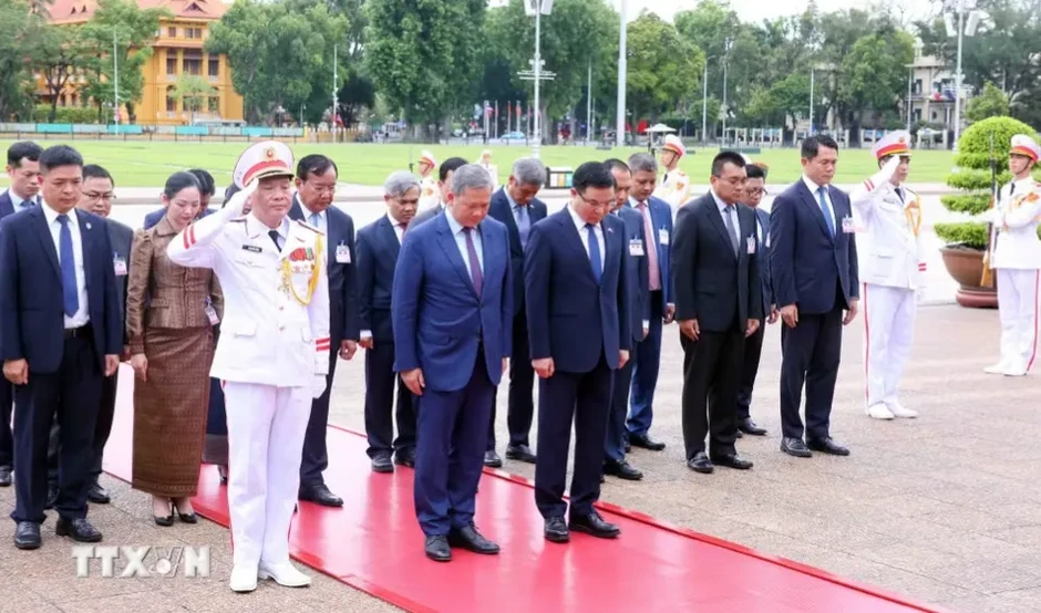 Thủ tướng Campuchia viếng Chủ tịch Hồ Chí Minh và các anh hùng liệt sỹ