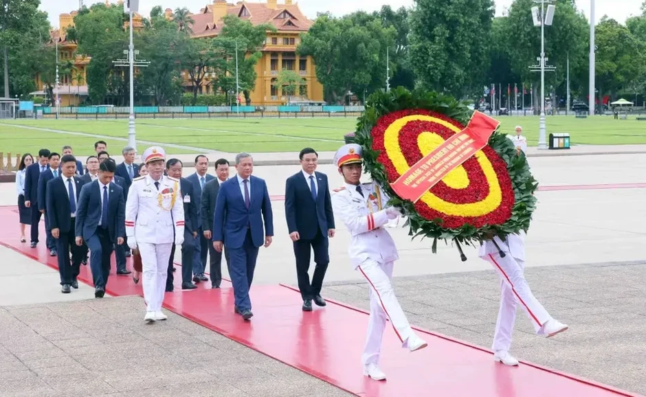 Thủ tướng Campuchia viếng Chủ tịch Hồ Chí Minh và các anh hùng liệt sỹ
