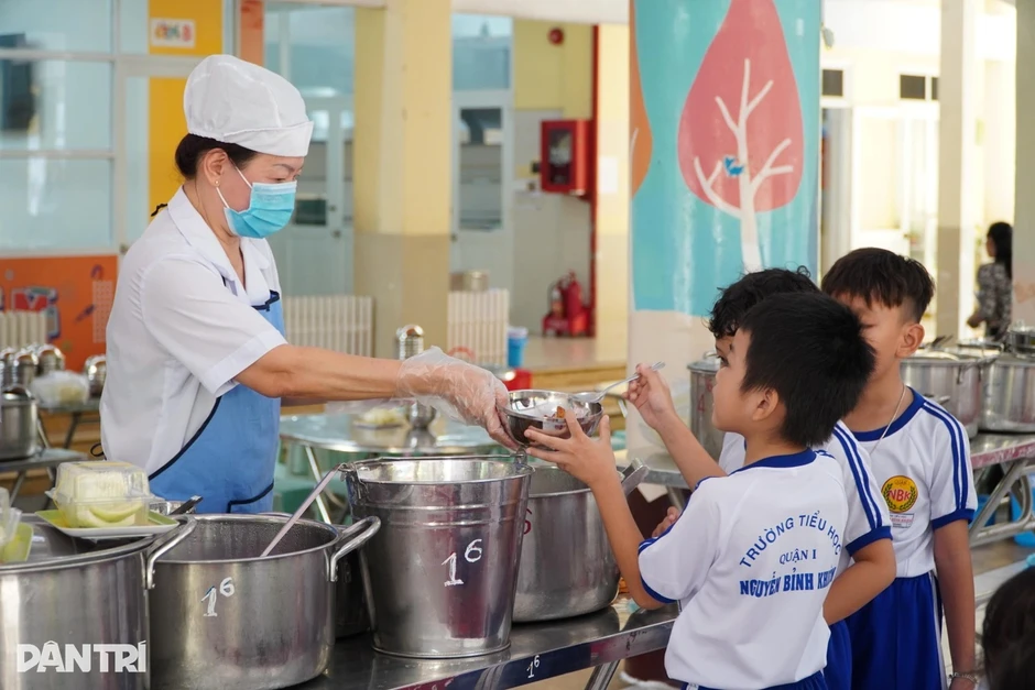 Thủ tướng chỉ đạo công khai ảnh khay ăn thực tế của học sinh để giám sát Thủ tướng chỉ đạo công khai ảnh khay ăn thực tế của học sinh để giám sát