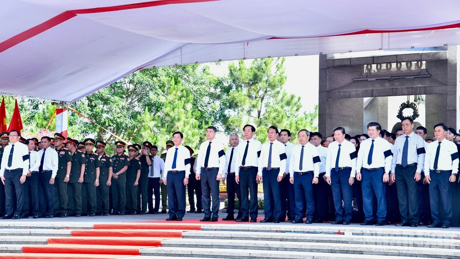 Thủ tướng Chính phủ Lê Minh Hưng dự lễ truy điệu và an táng hài cốt liệt sĩ tại Nghĩa trang Liệt sĩ Quốc gia đường 9, Quảng Trị Thủ tướng Chính phủ Lê Minh Hưng dự lễ truy điệu và an táng hài cốt liệt sĩ tại Nghĩa trang Liệt sĩ Quốc gia đường 9, Quảng Trị