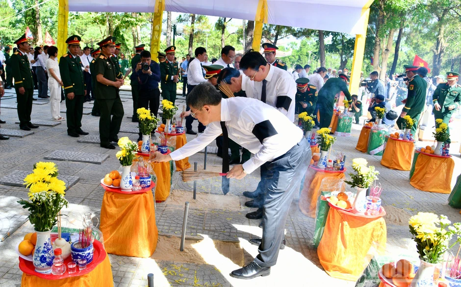 Thủ tướng Chính phủ Lê Minh Hưng dự lễ truy điệu và an táng hài cốt liệt sĩ tại Nghĩa trang Liệt sĩ Quốc gia đường 9, Quảng Trị Thủ tướng Chính phủ Lê Minh Hưng dự lễ truy điệu và an táng hài cốt liệt sĩ tại Nghĩa trang Liệt sĩ Quốc gia đường 9, Quảng Trị