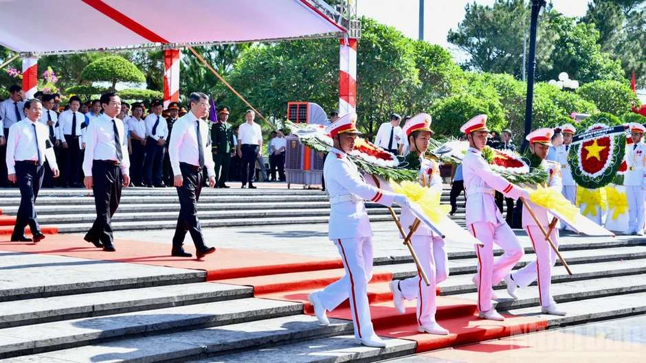 Thủ tướng Chính phủ Lê Minh Hưng dự lễ truy điệu và an táng hài cốt liệt sĩ tại Nghĩa trang Liệt sĩ Quốc gia đường 9, Quảng Trị Thủ tướng Chính phủ Lê Minh Hưng dự lễ truy điệu và an táng hài cốt liệt sĩ tại Nghĩa trang Liệt sĩ Quốc gia đường 9, Quảng Trị