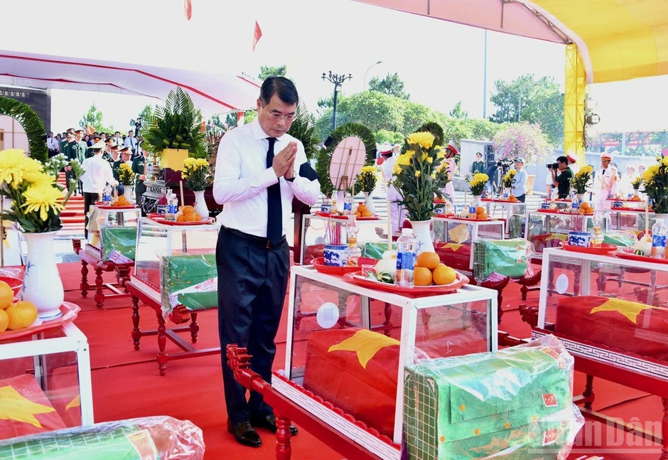 Thủ tướng Chính phủ Lê Minh Hưng dự lễ truy điệu và an táng hài cốt liệt sĩ tại Nghĩa trang Liệt sĩ Quốc gia đường 9, Quảng Trị Thủ tướng Chính phủ Lê Minh Hưng dự lễ truy điệu và an táng hài cốt liệt sĩ tại Nghĩa trang Liệt sĩ Quốc gia đường 9, Quảng Trị