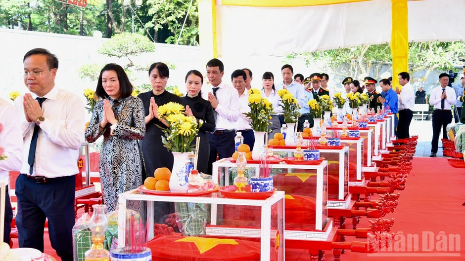 Thủ tướng Chính phủ Lê Minh Hưng dự lễ truy điệu và an táng hài cốt liệt sĩ tại Nghĩa trang Liệt sĩ Quốc gia đường 9, Quảng Trị Thủ tướng Chính phủ Lê Minh Hưng dự lễ truy điệu và an táng hài cốt liệt sĩ tại Nghĩa trang Liệt sĩ Quốc gia đường 9, Quảng Trị