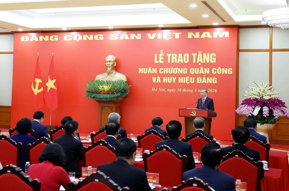 Thủ tướng cùng 3 ủy viên Bộ Chính trị khóa 13 nhận Huân chương Quân công